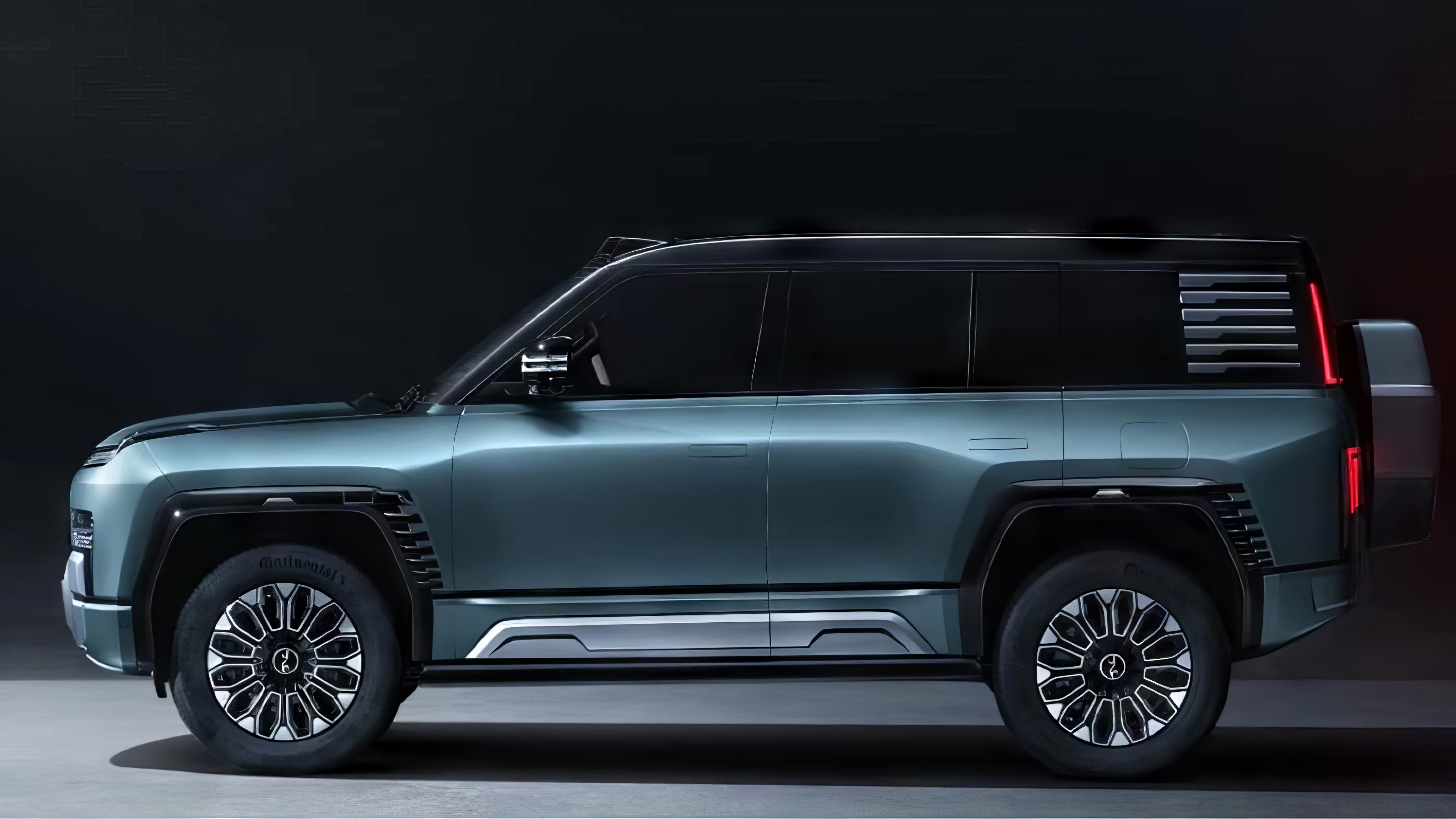 Yangwang U8  side view