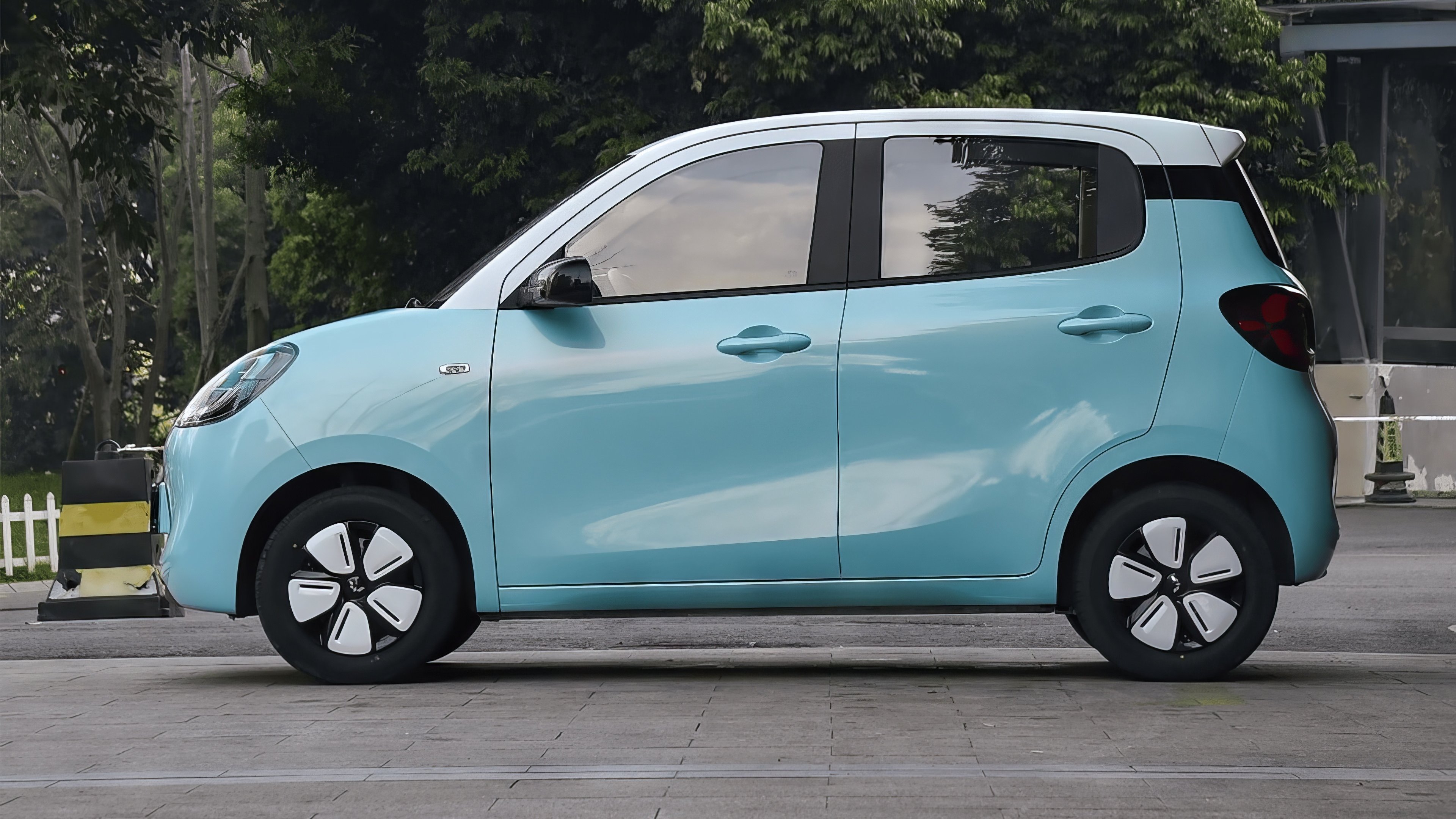 Wuling Mini EV Hatchback | Cabrio side view